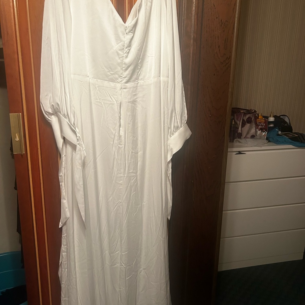 Wedding dress-never worn - Picture 6 of 11